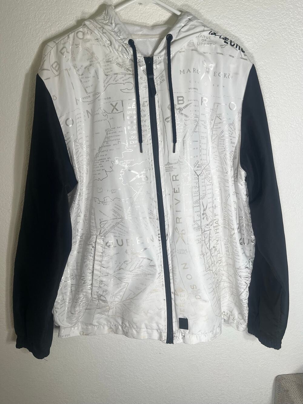 Marc ECKO cut & sew XL men's white windbreaker w/design-used good
